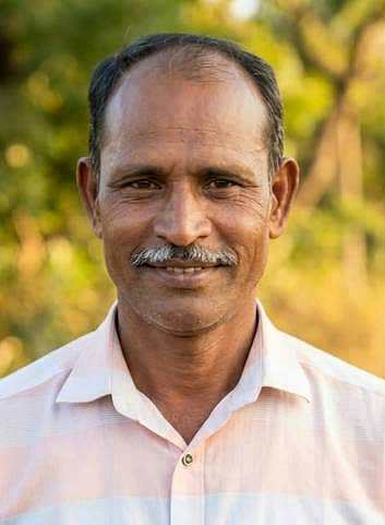 லாரி மீது உயா் மின்அழுத்த கம்பி உரசியதில் மின்சாரம் பாய்ந்து தொழிலாளி உயிரிழப்பு