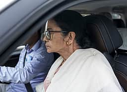 மம்தா - அதிருப்தி அணிகளுக்கு புதிய பெயா், சின்னம் - தோ்தல் ஆணையம் இடைக்கால ஏற்பாடு