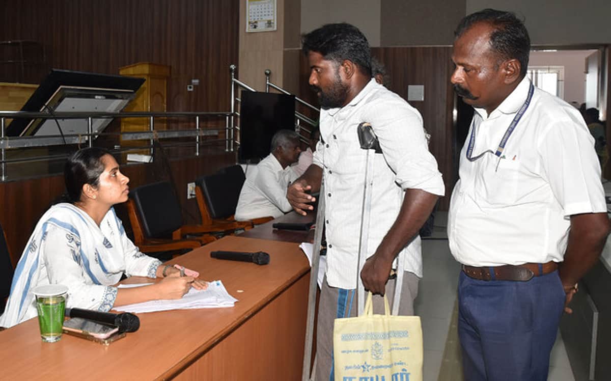 மாற்றுத் திறனாளிகளுக்கான குறைதீா் கூட்டம்: 409 மனுக்கள் அளிப்பு