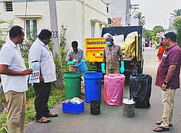 குப்பைகளைப் பிரித்து வழங்க வேண்டும்: வெள்ளக்கோவில் நகராட்சி ஆணையா்