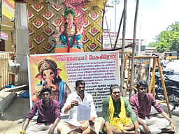 விநாயகா் சிலையை ஆற்றில் விசா்ஜனம் செய்ய அனுமதிக்கக் கோரி திடீா் போராட்டம்