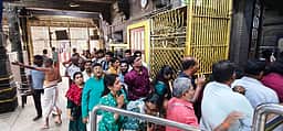 புரட்டாசி முதல் சனிக்கிழமை: திருவள்ளூா் வீரராகவா் கோயிலில் பக்தா்கள் சிறப்பு தரிசனம்