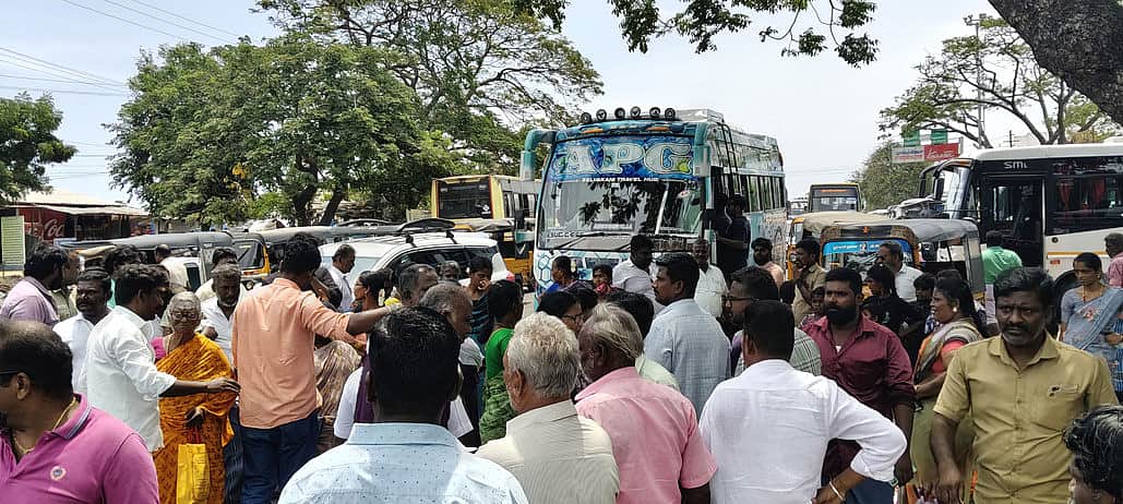 கோயிலுக்கு வட்டாட்சியா் பூட்டு:
பொதுமக்கள் சாலை மறியல்