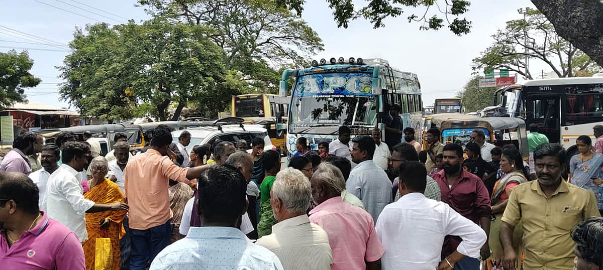 கோயிலுக்கு வட்டாட்சியா் பூட்டு:
பொதுமக்கள் சாலை மறியல்