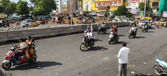 கெடிலம் ஆற்றின் குறுக்கே கட்டப்பட்டுள்ள புதிய பாலம் மற்றும் இணைப்புச் சாலை வழியாக சோதனை அடிப்படையில் இயக்கப்பட்ட வாகனங்கள்.