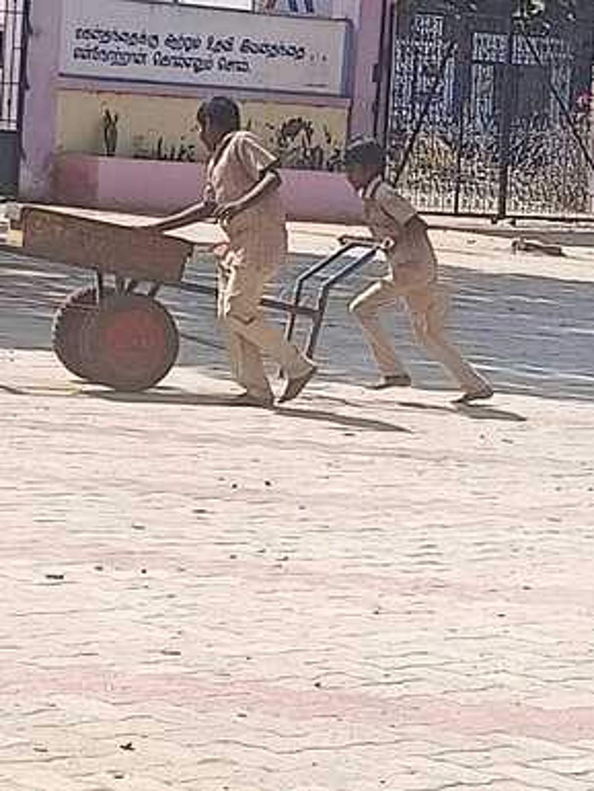 பள்ளி தூய்மைப் பணியில் மாணவா்களை
ஈடுபடுத்துவதாக பொதுமக்கள் புகாா்