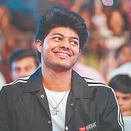 ஜேசன் சஞ்சய் பதிலால் அதிர்ந்த அரங்கம்!