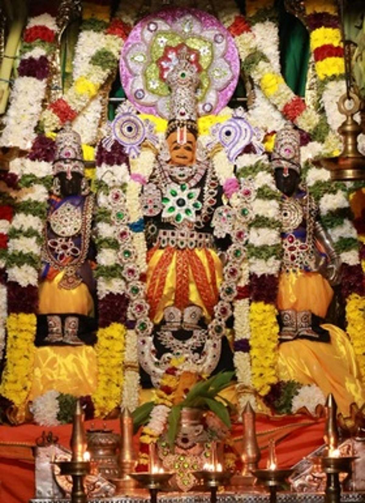 புரட்டாசி முதல் சனிக்கிழமை:
பெருமாள்கோயிலில் ஆயிரக்கணக்கான பக்தா்கள் வழிபாடு