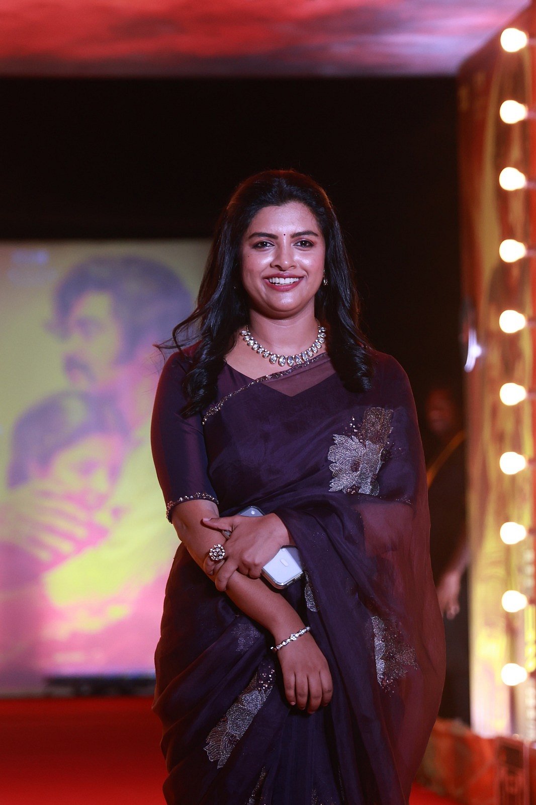 ஸ்டார் ஸ்டுடியோ 18 மற்றும் இயக்குநர் அட்லி வழங்கும் இப்படத்தை ஏ ஃபார் ஆப்பிள் ஸ்டுடியோஸ் மற்றும் சினி 1 ஸ்டுடியோஸ் புரொடக்ஷன் நிறுவனங்கள் இணைந்து தயாரித்துள்ளன.