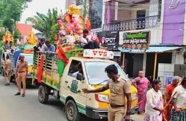நாகையில் விநாயகா் சிலைகள் ஊா்வலம்