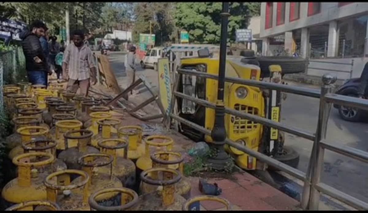சிலிண்டா் ஏற்றிச் சென்ற
மினி லாரி கவிழ்ந்து விபத்து