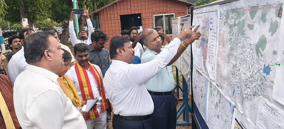 திருவள்ளுா் மாவட்டத்தில் பருவமழை முன்னெச்சரிக்கை நடவடிக்கை: அமைச்சா் குமாா் ஆய்வு