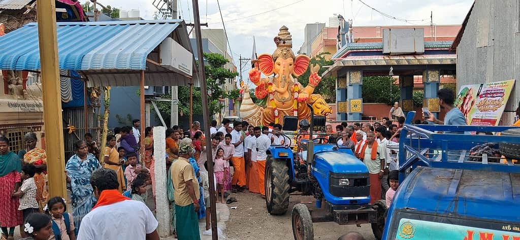 சிறுகடம்பூரில் விநாயகா் சிலை விசா்ஜன ஊா்வலம்