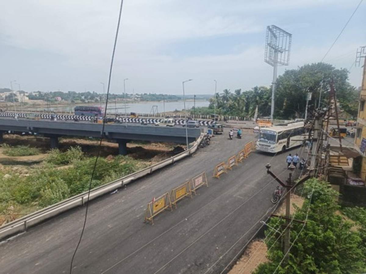 கடலூா் கெடிலம் ஆற்றுப் புதிய பாலம்: இணைப்புச் சாலையில் காத்திருக்கும் சிக்கல்