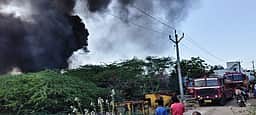 காயல்பட்டினம் புறவழிச் சாலையில் பழைய இரும்பு கிடங்கு அருகே தீ விபத்து