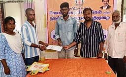 ரேஷன் குறைதீா் கூட்டம்: மனுக்களை அளித்த குடும்ப அட்டைதாரா்கள்