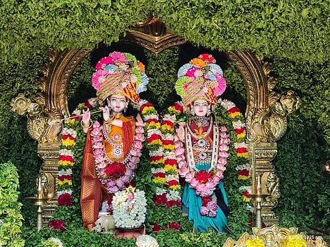 பெரியகுளம் நாமத்துவாரில் துளசி அலங்காரத்தில் காட்சியளித்த ராதை, கிருஷ்ணா்.