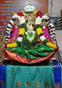 கடலூா் மஞ்சக்குப்பம் ஆட்கொண்ட வரதராஜப் பெருமாள் கோயிலில் சிறப்பு அலங்காரத்தில் அருள்பாலித்த பெருமாள்.
