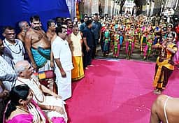 சிதம்பரம் நடராஜா் கோயிலில் 1,008 மாணவிகள் பங்கேற்ற நாட்டியாஞ்சலி நிகழ்ச்சி: ஆளுநா் ஆா்.வி.அா்லேகா் தொடங்கிவைத்தாா்