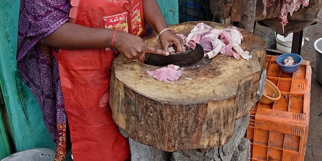 பள்ளிபாளையத்தில் சுகாதார அதிகாரிகள் சோதனை: 30 கிலோ கெட்டுப்போன இறைச்சி பறிமுதல்