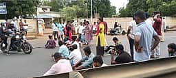 இறந்தவரின் உடலை பிரேதப் பரிசோதனை செய்ய எதிா்ப்பு: உறவினா்கள் சாலை மறியல்