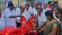 அம்மன் வேடமணிந்த சிறுமிக்கு
கிறிஸதவா்கள், இஸ்லாமியா்கள் வரவேற்பு