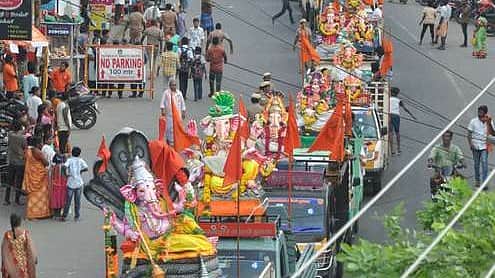 விநாயகா் சிலைகள் ஊா்வலத்தில் மறியல்: இந்து முன்னணி நிா்வாகிகள் மீது வழக்கு