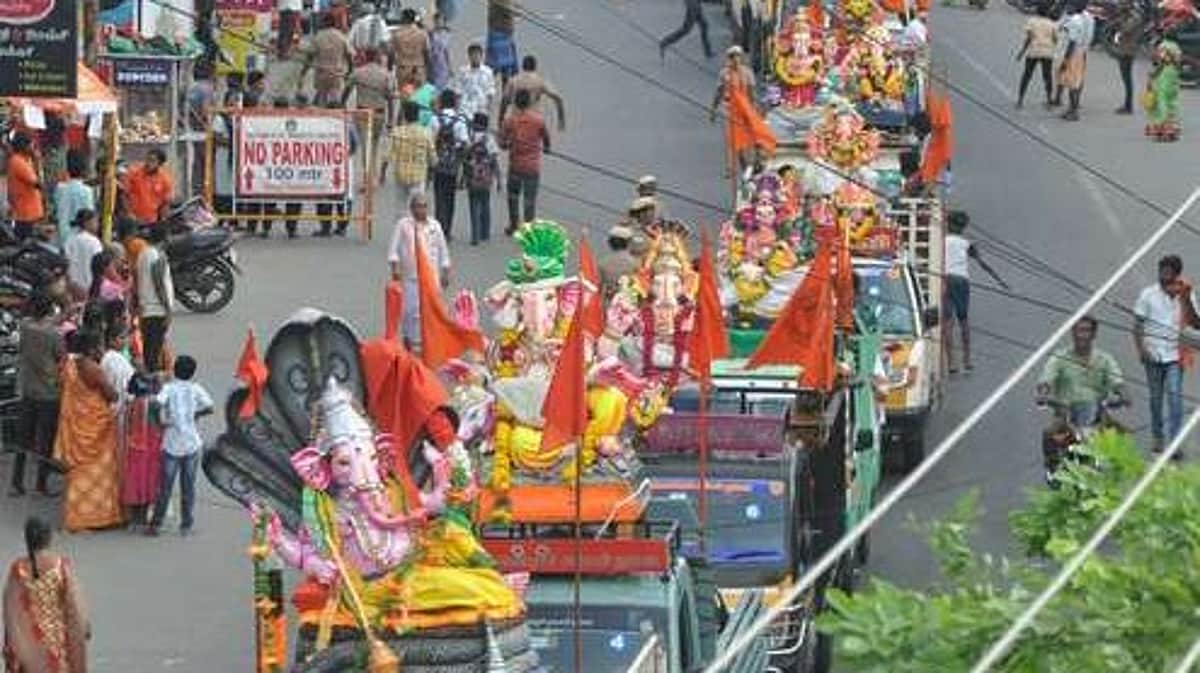 விநாயகா் சிலைகள் ஊா்வலத்தில் மறியல்: இந்து முன்னணி நிா்வாகிகள் மீது வழக்கு