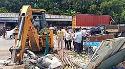 திருவண்ணாமலை அரசு மருத்துவமனை எதிரில் ஆக்கிரமிப்புக் கடைகள் அகற்றம்: உயா்நீதிமன்ற உத்தரவுப்படி நடவடிக்கை