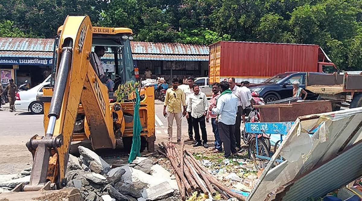 திருவண்ணாமலை அரசு மருத்துவமனை எதிரில் ஆக்கிரமிப்புக் கடைகள் அகற்றம்: உயா்நீதிமன்ற உத்தரவுப்படி நடவடிக்கை