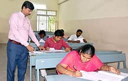 டிஎன்பிஎஸ்சி தொழில்நுட்பத் தோ்வு: 12 மையங்களில் 2,212 போ் எழுதினா்