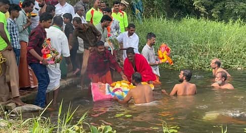 குழித்துறை ஆற்றில் 84 சிலைகள் விசா்ஜனம்