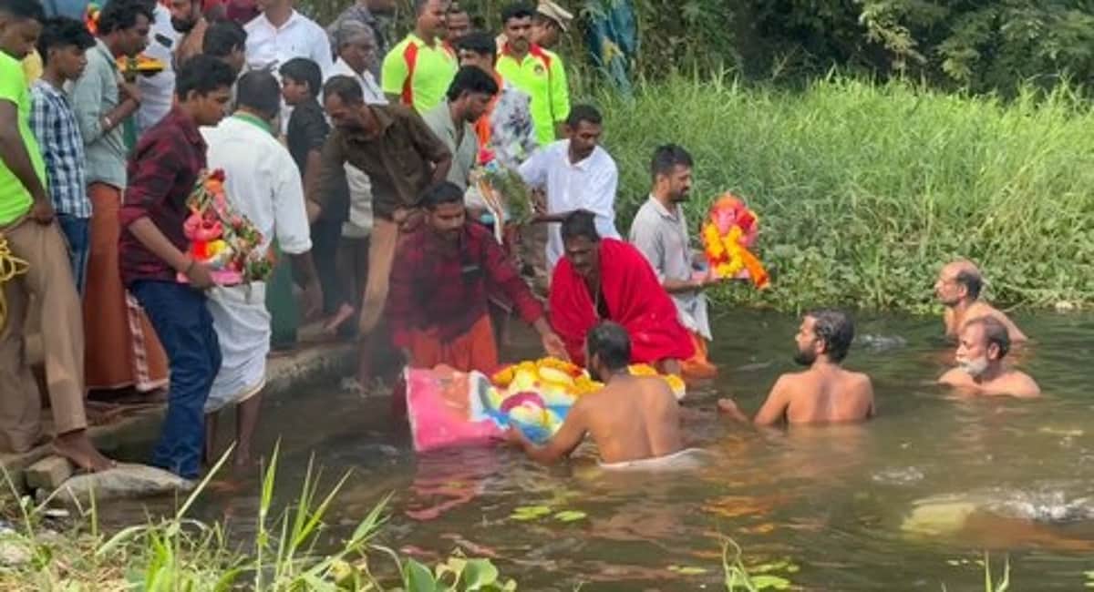 குழித்துறை ஆற்றில் 84 சிலைகள் விசா்ஜனம்