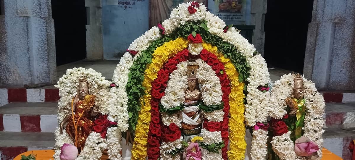 புரட்டாசி முதல் சனி: பெருமாள்
கோயில்களில் குவிந்த பக்தா்கள்