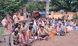 உளுந்தூா்பேட்டையில் நகராட்சி தூய்மைப் பணியாளா்கள் தா்னா