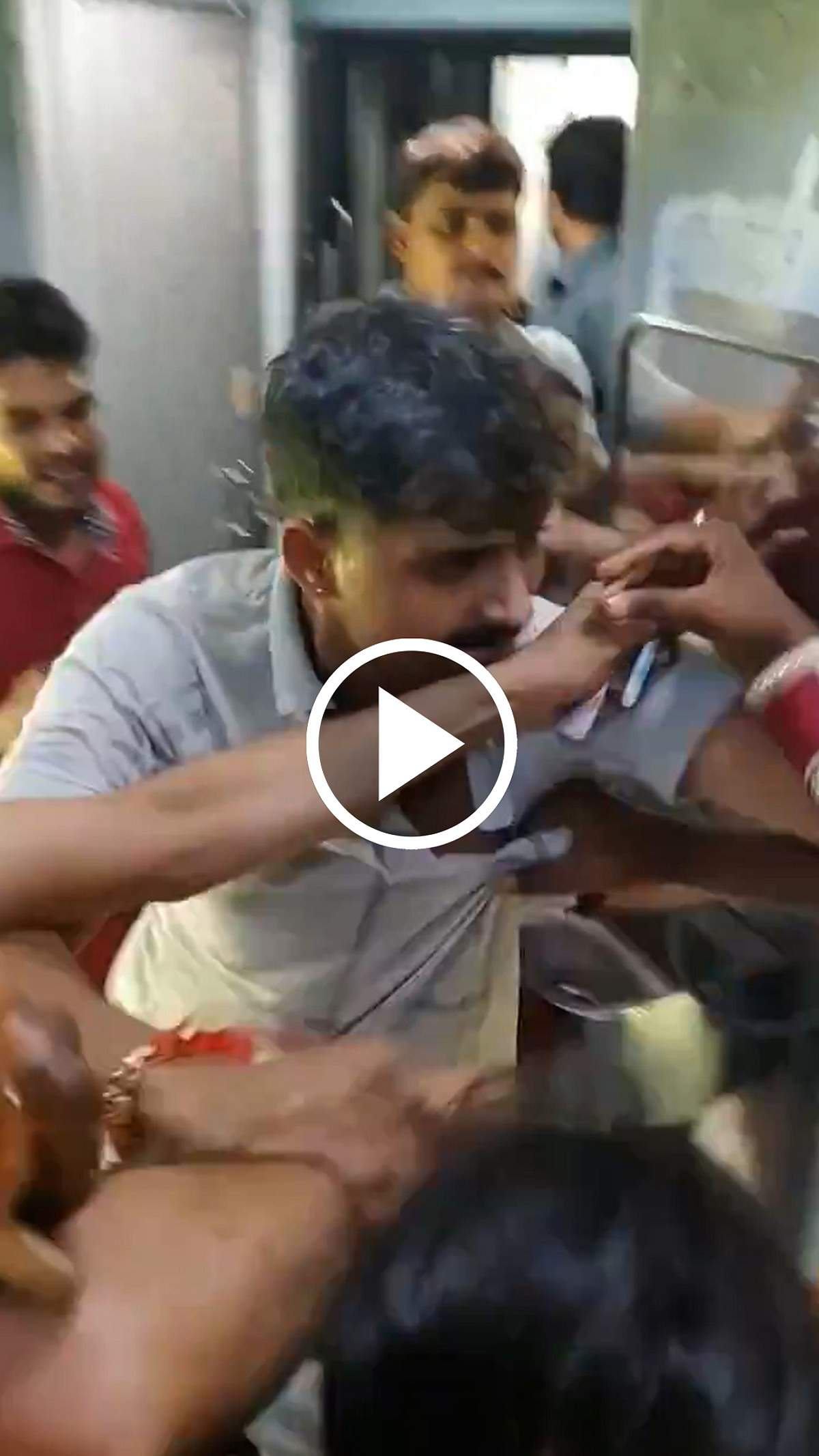 பயணிகளைத் தாக்கிய ரயில்வே உணவக ஊழியர்கள்! வைரலாகும் காணொலி! | Uttarpradesh
