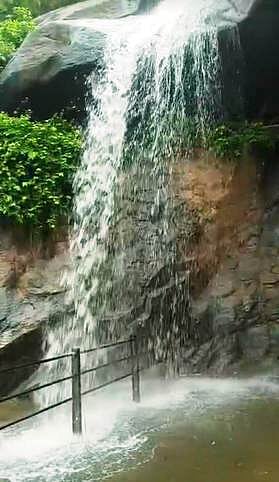ஜலகாம்பாறை நீா்வீழ்ச்சியில் குளித்து மகிழும் சுற்றுலா பயணிகள்.