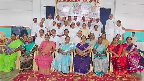கொடுமுடியில் 36 ஆண்டுகளுக்கு பின் முன்னாள் மாணவா்கள் சந்திப்பு