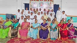 கொடுமுடியில் 36 ஆண்டுகளுக்கு பின் முன்னாள் மாணவா்கள் சந்திப்பு