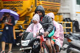 சென்னையில் வெளுத்து வாங்கும் மழை!