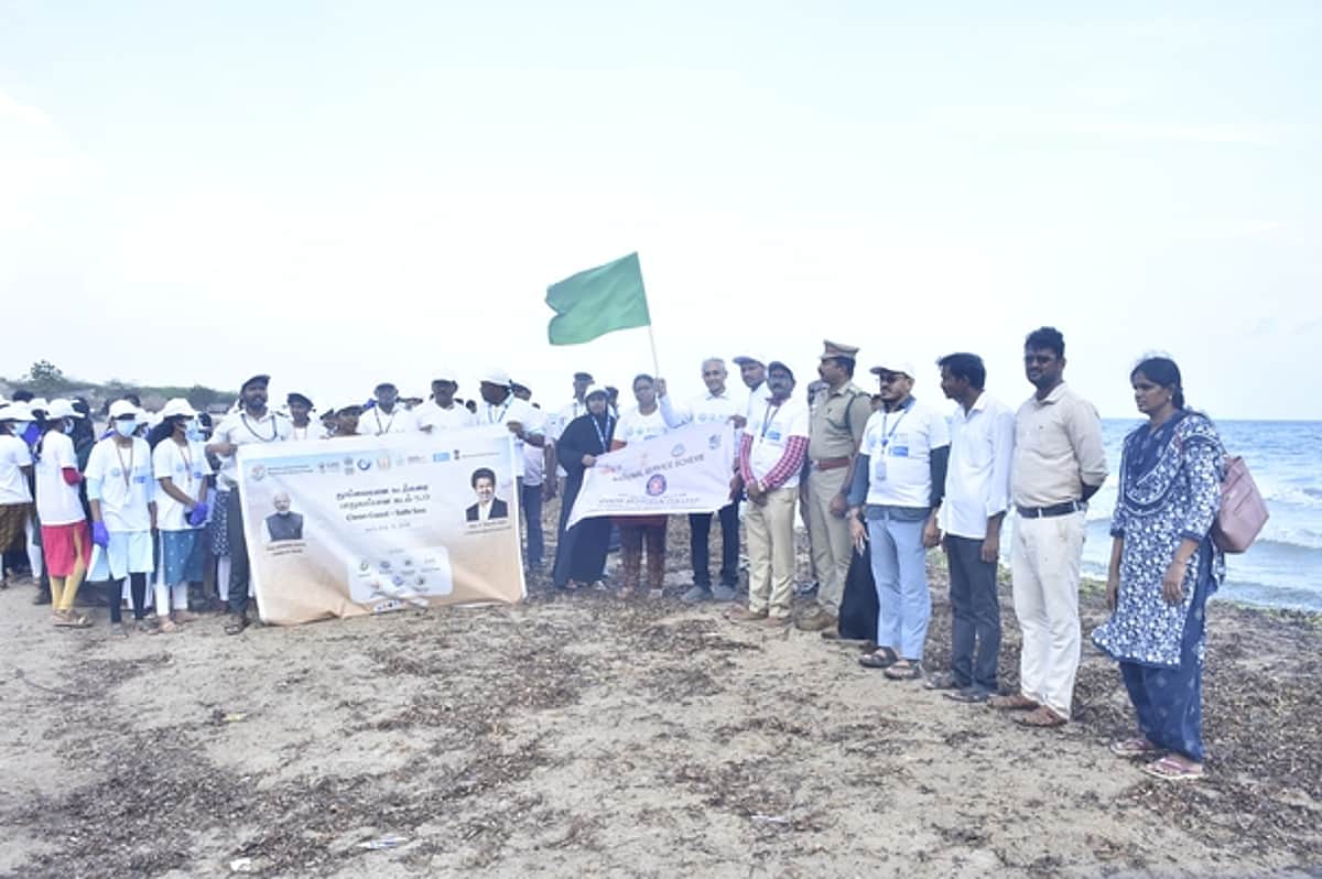 சா்வதேச கடற்கரை தூய்மை தினம்! புதுப்பட்டினம் கடற்கரையில் தூய்மைப் பணி
