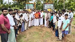 கோபி அருகே உள்ள பெருமுகை சஞ்சீவிராயன் குளத்தில் வண்டல் மண் எடுக்க அனுமதி; விவசாயிகள் மகிழ்ச்சி