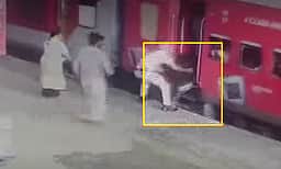 விரைவு ரயில் பெட்டியில் தொங்கிய பயணியை மீட்ட ரயில்வே காவலர்!