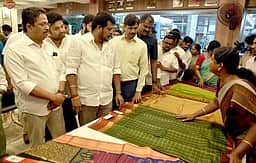 நெசவாளா் கூட்டுறவு சங்கங்களிடமிருந்து கூடுதல் துணிகளை கொள்முதல் செய்ய வேண்டும்! கோ-ஆப்டெக்ஸ் நிறுவனங்களுக்கு அறிவுறுத்தல்