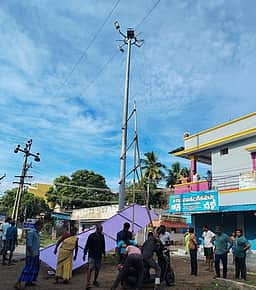 20 அடி உயர விளம்பர பதாகையை அகற்றியபோது மின்சாரம் பாய்ந்து இளைஞா் உயிரிழப்பு