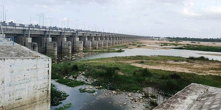 கொள்ளிடம் ஆற்றின் குறுக்கே ரூ.530 கோடியில் கட்டப்பட்டு பயன்பாட்டுக்கு வராத ஆதனூா் - குமாரமங்கலம் கதவணை