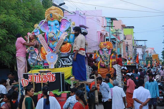 நெல்லை, பாளை.யில் விநாயகா் சிலைகள் ஊா்வலம்