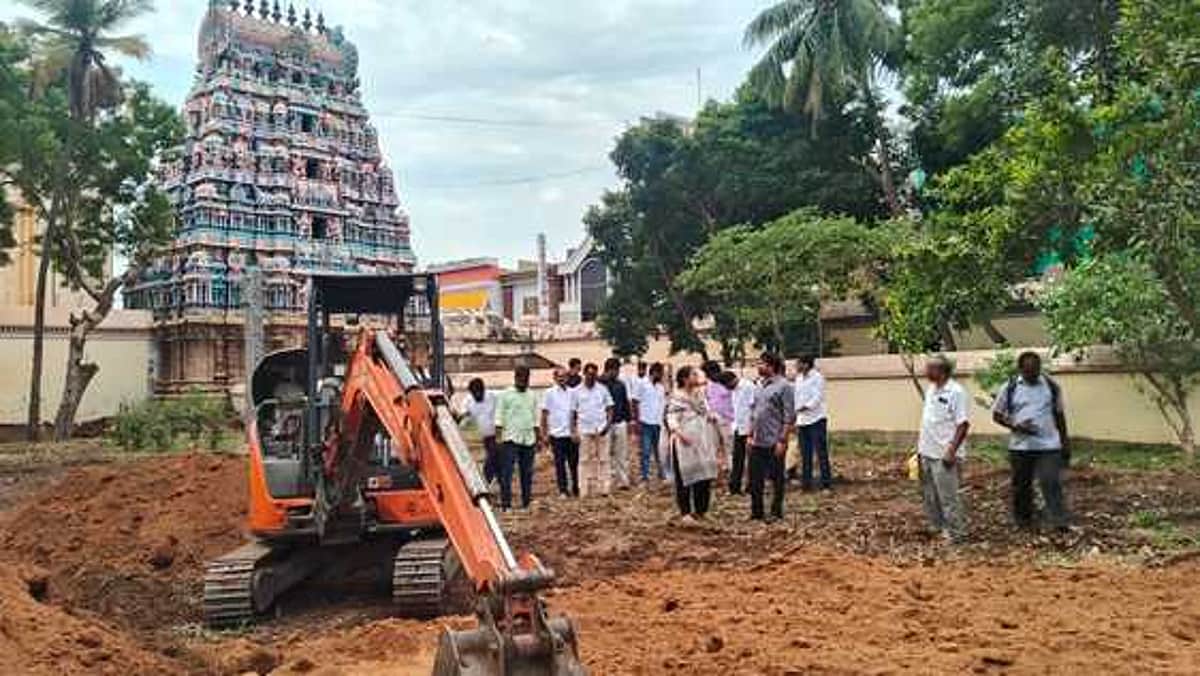 சோமேசுவரா் கோயிலில் நந்தவனம் அமைக்கும் பணி! - அமைச்சா் பாா்வையிட்டாா்