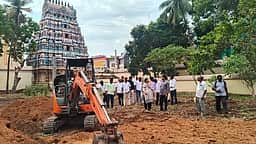 சோமேசுவரா் கோயிலில் நந்தவனம் அமைக்கும் பணி! - அமைச்சா் பாா்வையிட்டாா்