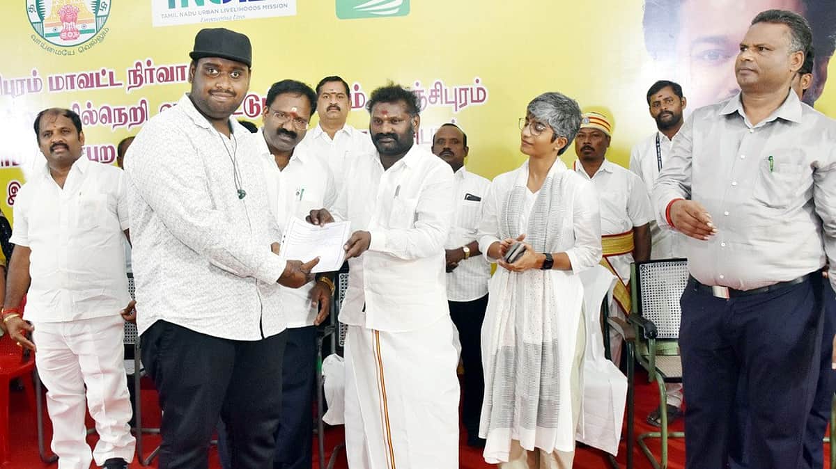 தனியாா் வேலைவாய்ப்பு முகாமில் 831 பேருக்கு பணி ஆணை: அமைச்சா்கள் வழங்கினர்